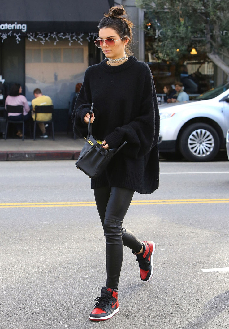 12 Things Women Should Wear While Flying 12 They Shouldn T