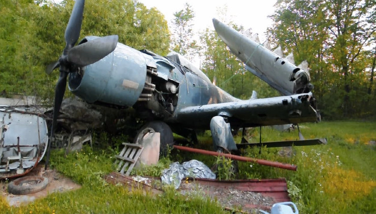 Ancien avion à hélice avec une aile cassée